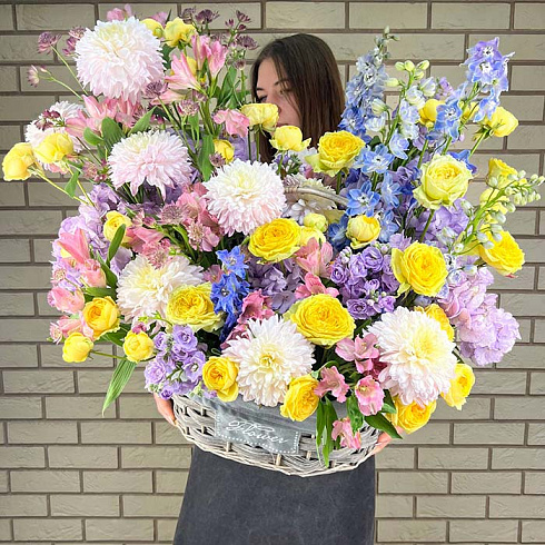 Яркая корзина из роз и экзотики