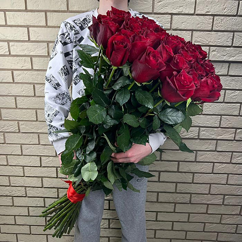 Длинные красные розы