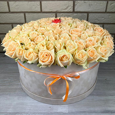 Кремовые розы в коробке