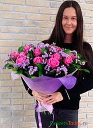 Изысканный букет из роз и статицы