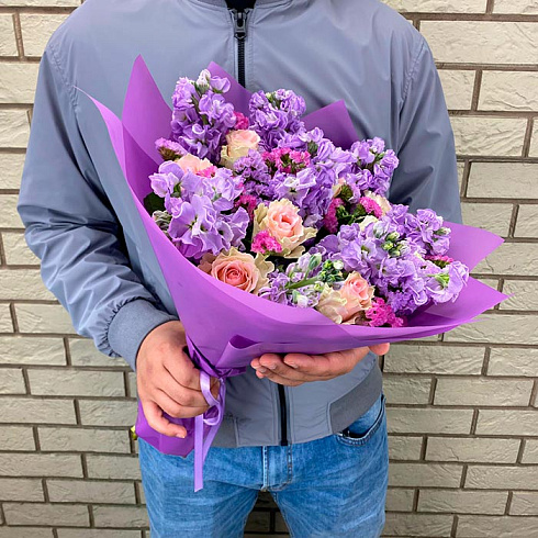 Маттиола с розами и статицей