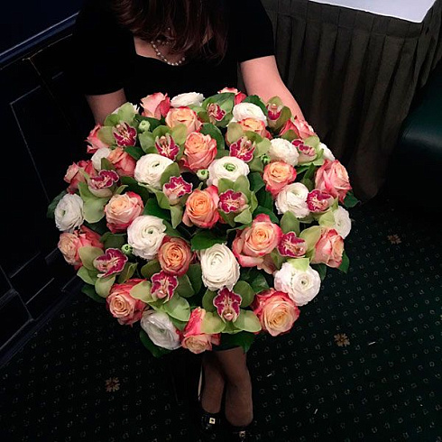 Ранункулюсы, орхидеи и розы в коробке