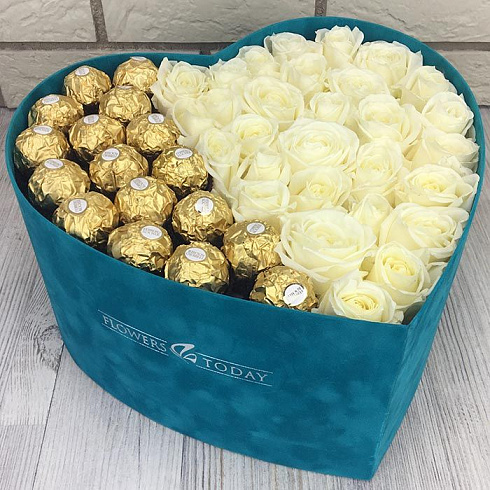 Сердце из роз и конфет в бархатной коробке