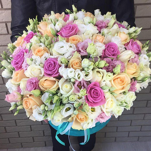 Эустомы, розы в бархатной коробке