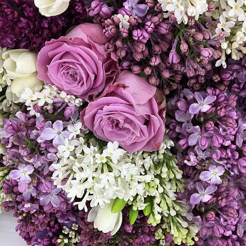 Букет из сирени и роз