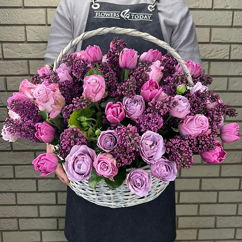 Корзина из сирени, тюльпанов и пионовидных роз