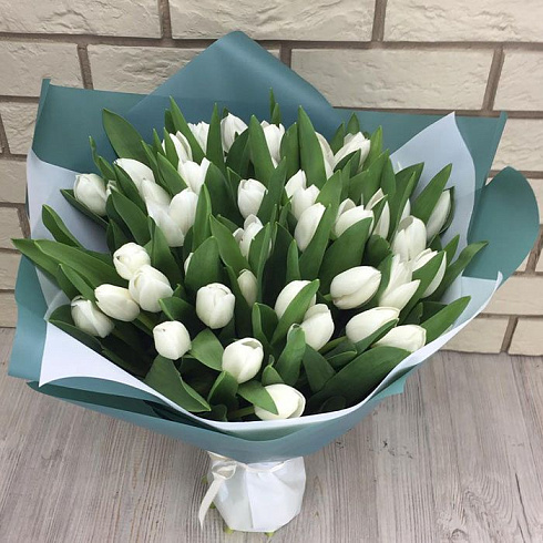 Белые тюльпаны в дизайнерской упаковке