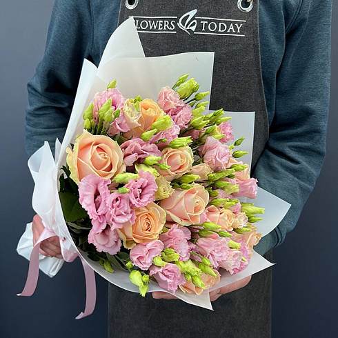 Нежные эустомы с розами