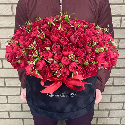 красные кустовые розы в черной коробке
