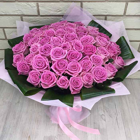 51 розовая роза с зеленью