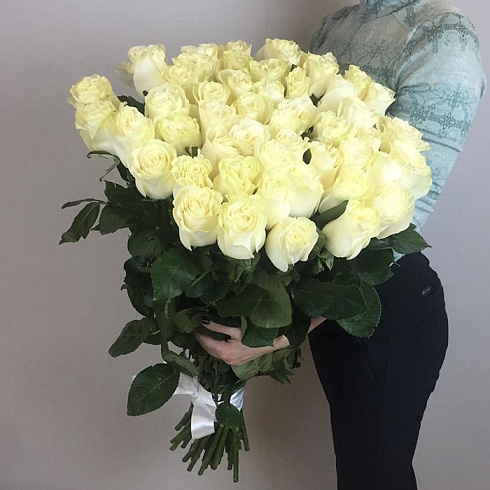Крупные белые розы