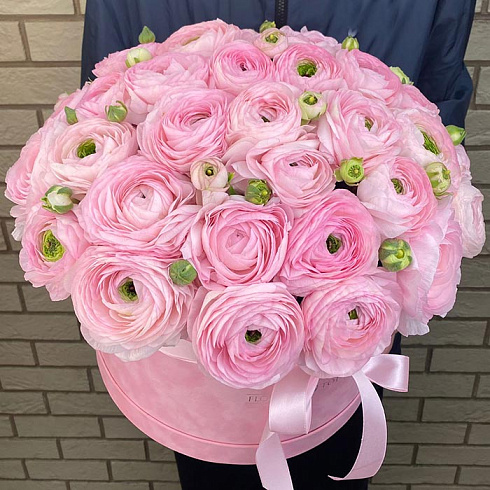 Розовые ранункулюсы в коробке