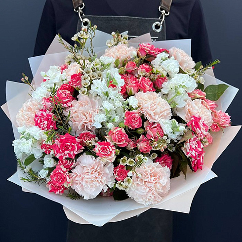 Гвоздики, кустовые розы