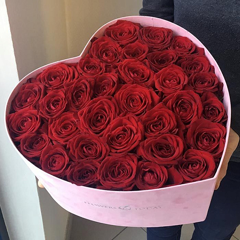 Розовое сердце и красные розы