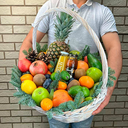 Корзина с ананасом, гранатом, яблоками