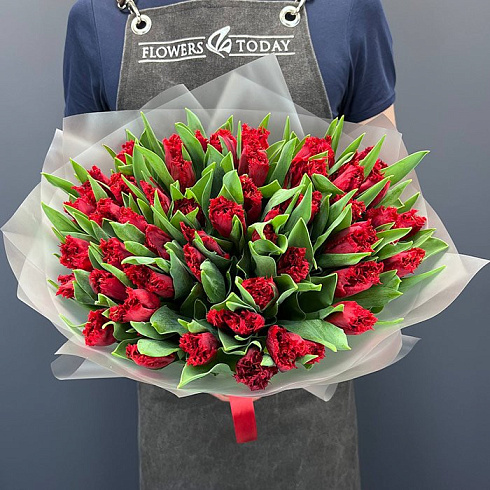 Красные тюльпаны в матовой упаковке