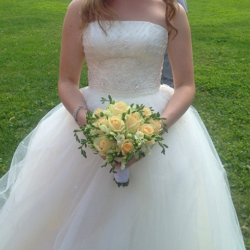 Свадебный букет из роз и фрезий