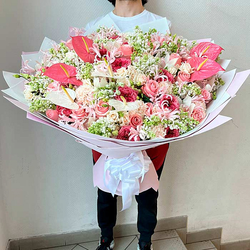 Нежный букет из пионовидных роз, антуриумов, сирени, экзотики