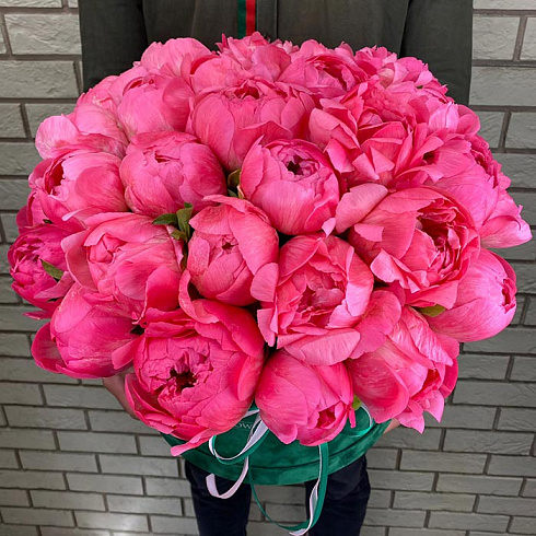 Коралловые пионы в зелёной коробке