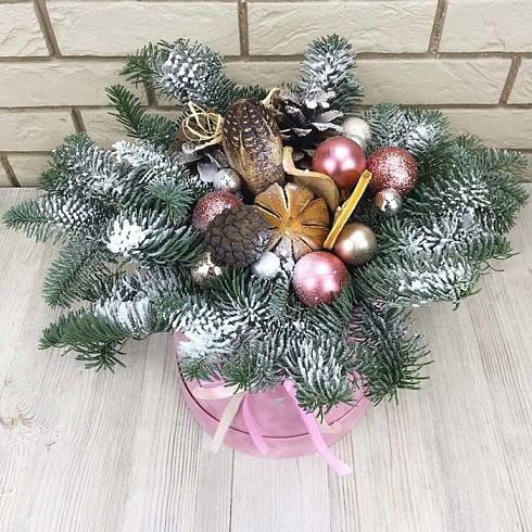Новогодняя композиция в розовой коробке