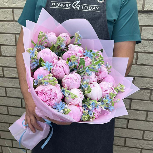 Пионы с нежными голубыми цветочками