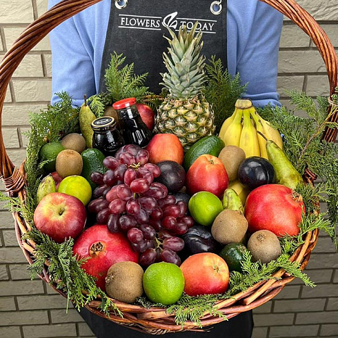 Большая корзина фруктов