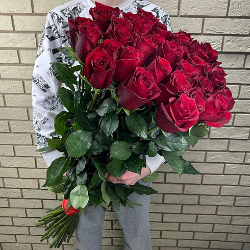 Длинные красные розы