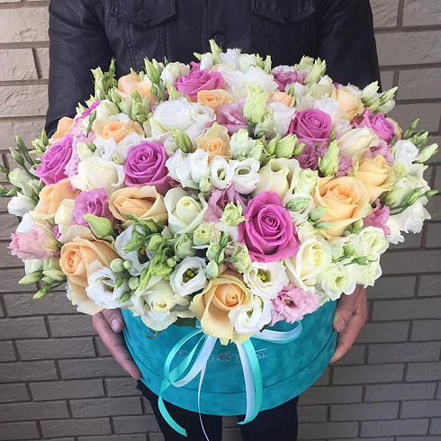 Эустомы, розы в бархатной коробке