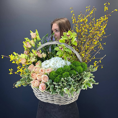 Гортензии, розы, эустомы и экзотика в корзине