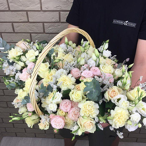 Нежная корзина цветов