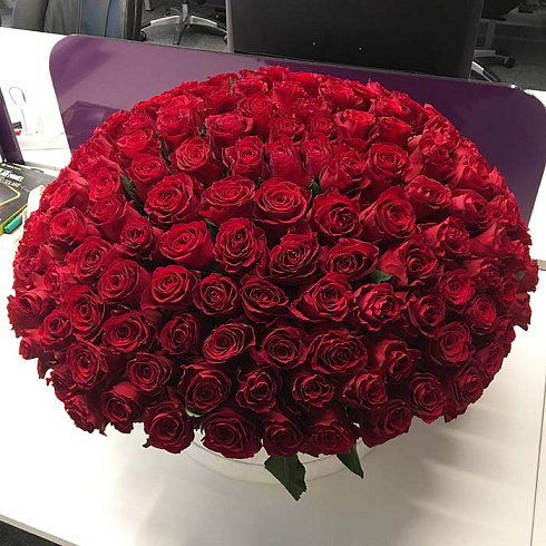 175 красных роз в коробке