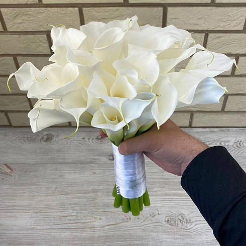 Свадебный букет из белых калл