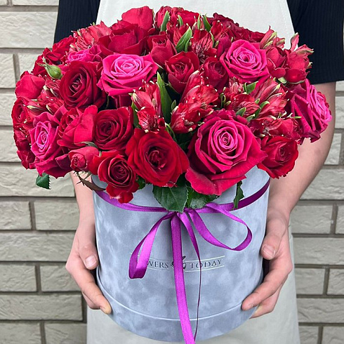 Розы, альстромерии в коробке