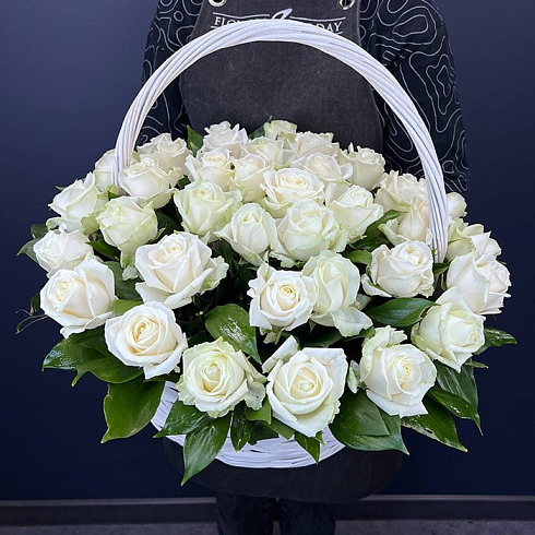 Корзинка белых роз