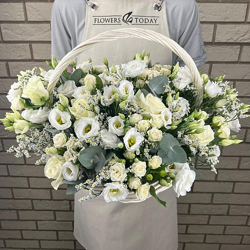 Корзина эустом, роз и лимнониума