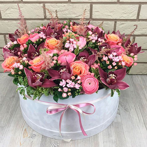 Ранункулюсы с экзотикой в бархатной коробке