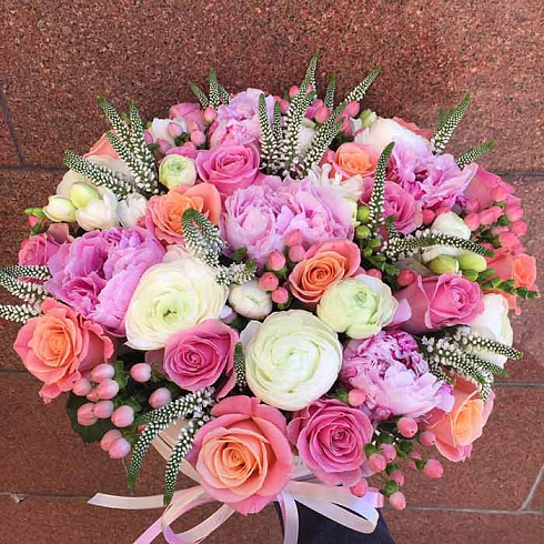 Ранункулюсы, пионы и розы в бархатной коробке