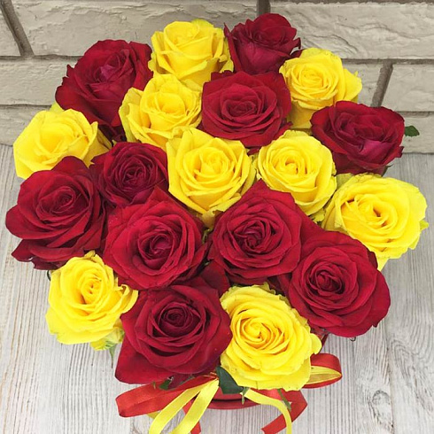 Красные и желтые розы в коробке