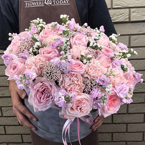 Пионовидные розы, маттиола в коробке