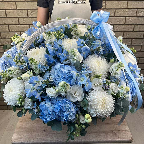 Гортензии, дильфиниумы, хризантемы и эустомы