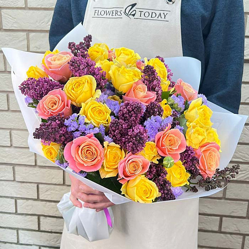 Солнечный букет из сирени и роз