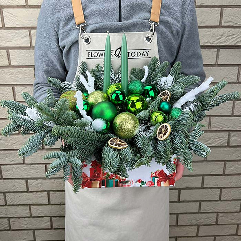 Новогодняя коробка с ёлочными игрушками