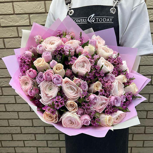 Ранункулюсы, кустовые розы и ваксфлор