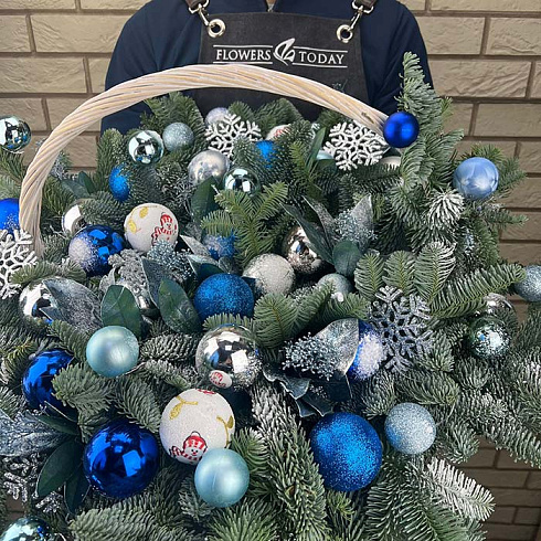 Новогодняя корзина с живой елью и игрушками