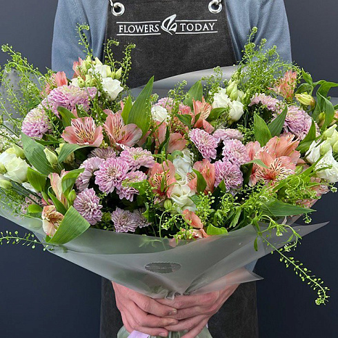 Альстромерии, эустомы и хризантемы