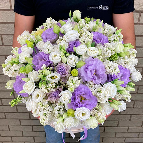 Сирень, эустома в коробке