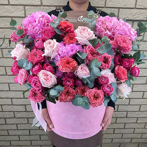 Гортензии и пионовидные розы в коробке