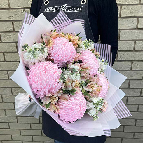 Маттиолы, хризантемы и альстромерии