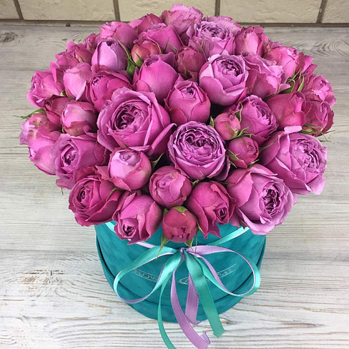 Пионовидные кустовые розы в коробке