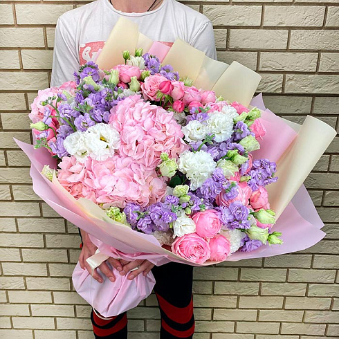 Гортензии, кустовые розы, маттиола и эустома